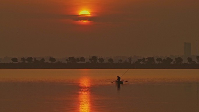 河北衡水湖清晨朝阳湖泊渔船打渔人