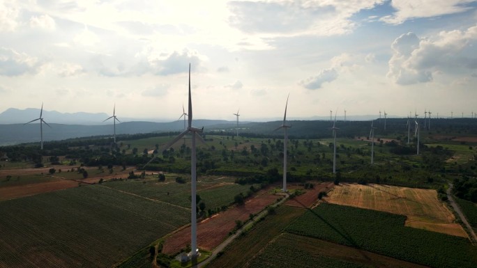 风能，可持续能源航拍田园风力发电机