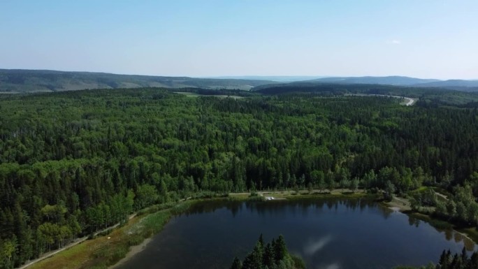 无人机拍摄的小倒影湖被无尽的树林包围