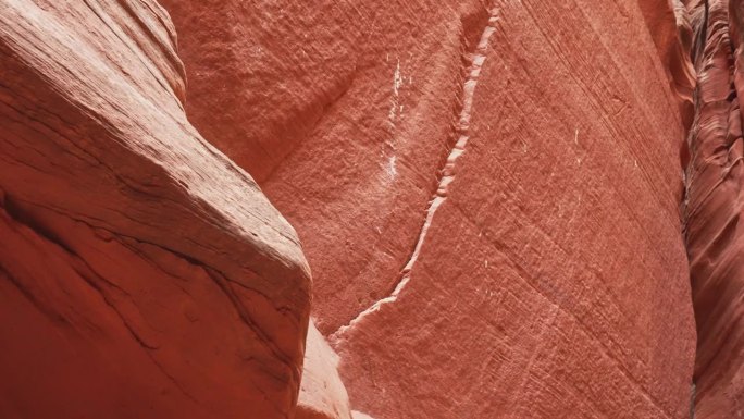 低角度观看陡峭的砂岩岩层在羚羊峡谷在亚利桑那州的风景