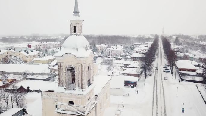 鸟瞰冬季乡村历史悠久的钟楼路建筑地标
