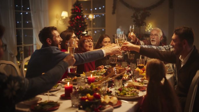 家人和朋友聚在家里吃传统的圣诞晚餐，烤火鸡盛宴。快乐的成功人士举起香槟举杯，一起庆祝节日