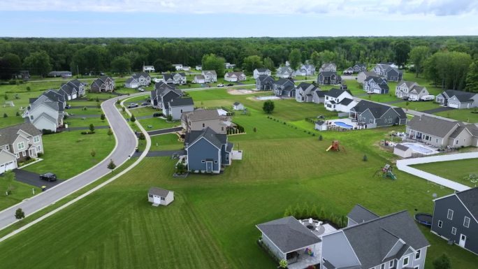 美国梦之家是美国郊区房地产开发的典范。从上方俯瞰居住在纽约州罗切斯特市居住区的住宅