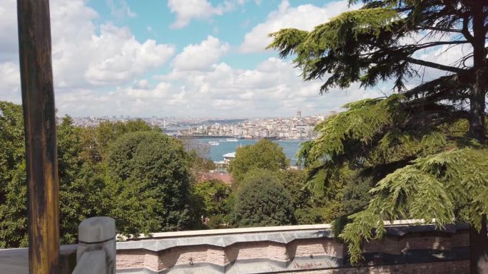 白天，部分多云的蓝天，从托普卡皮宫的阳台上俯瞰伊斯坦布尔的博斯普鲁斯海峡和城市全景。可以看到在博斯普