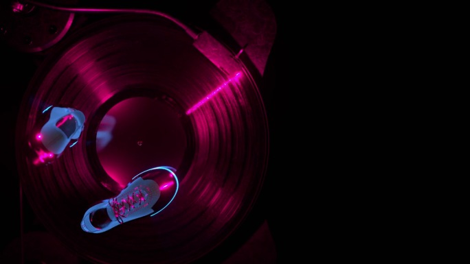 跳舞抽象的鞋子，霓虹灯，在黑胶唱片机，美丽的背景音乐