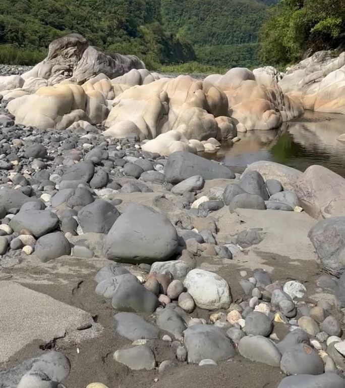美丽的河流，奇特的岩石和干净的水。