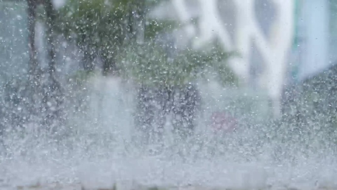 大雨在路面溅起的水花