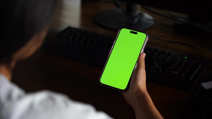 人物看手机绿屏抠像手机绿屏幕苹果手机绿幕