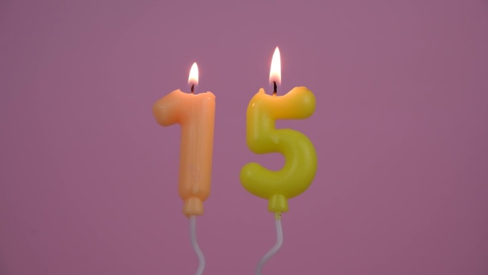 气球形状的生日蜡烛，粉红色的背景，编号15