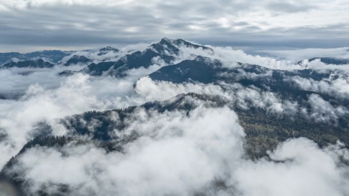 大气青山绿水间云雾流动自然风景航拍延时