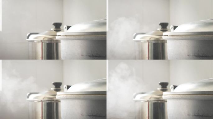 蒸煮时由铝锅发出的蒸汽