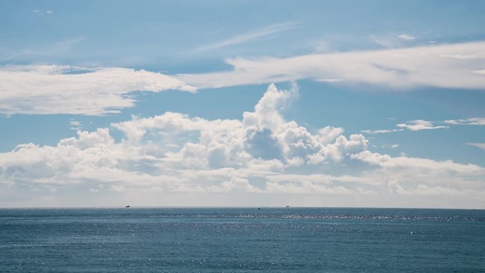 碧海蓝天，千变万化的白云。这是非常放松的。