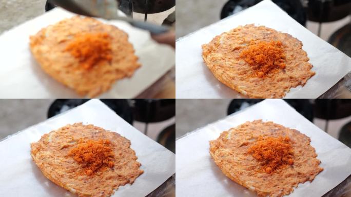 椰肉的烹调过程。正宗的雅加达食物是由糯米和鸡蛋制成的，传统的“kerak telor”小贩将鸡蛋、大