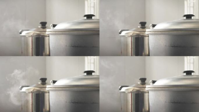 蒸煮时由铝锅发出的蒸汽