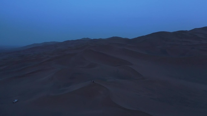 中国新疆的傍晚沙丘。