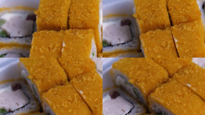 极近距离开胃寿司与米饭，奶酪酱和鱼旋转。一组滚动宏。在一家日本餐厅送寿司