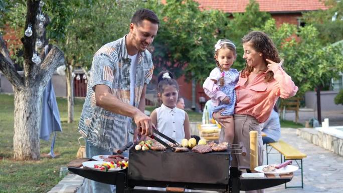 视频蒙太奇多剪辑白人父母和女儿烧烤，为家庭早午餐