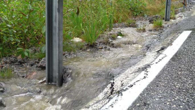 雨水径流侵蚀，破坏了挪威西部的道路和基础设施。