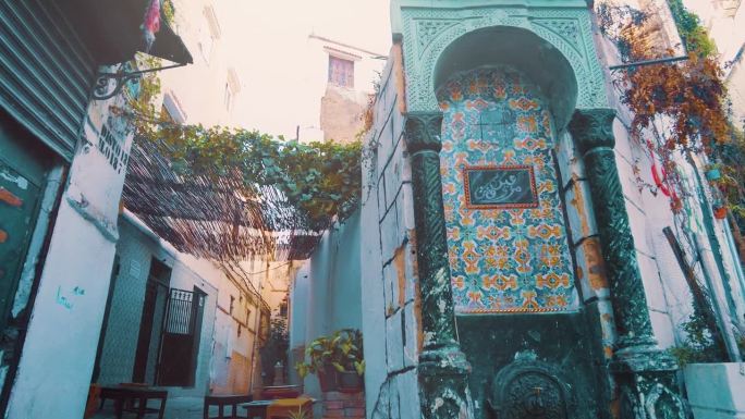 在晴朗的日子里，蓝天下，阿尔及尔卡斯巴的房子之间非常美丽的小巷