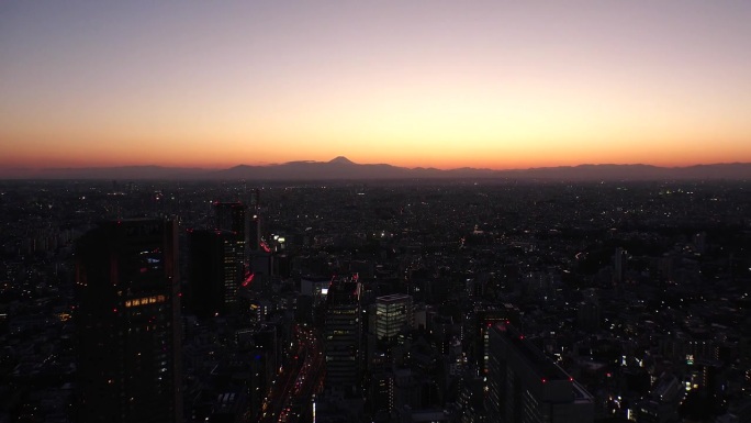 东京，日本:航拍日落延时拍摄的东京城市风光和富士山。