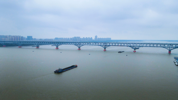 高铁动车穿过南京长江大桥