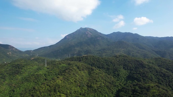 从空中俯瞰深圳西涌海滩附近的山丘