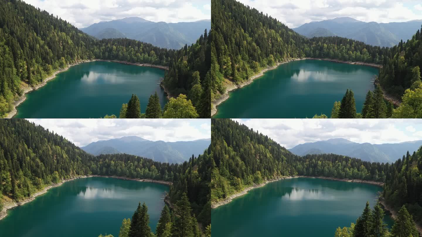 美丽的湖水和高山上的森林