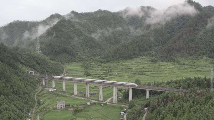 4K高铁穿过乡村瞬间