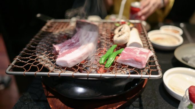 厨师烧烤澳大利亚和牛肋和带骨的猪比利在餐厅烤炉韩国烧烤或烤肉