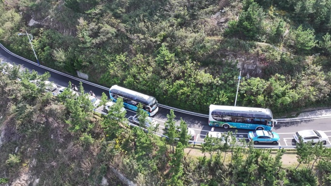 航拍威海市环翠区环海路上的旅游观光巴士