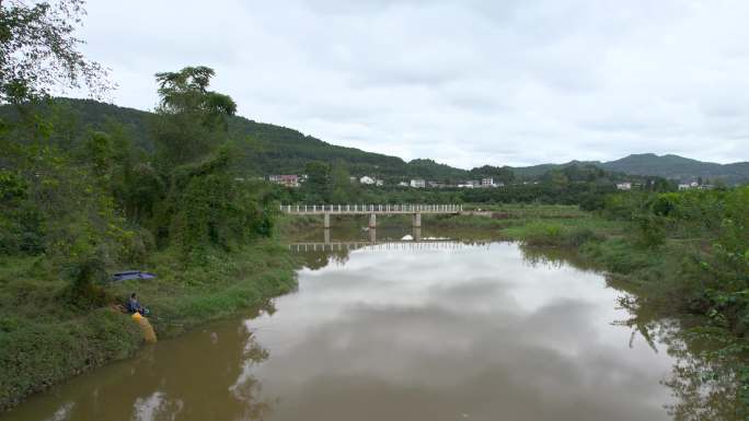 农村小河流垂钓河岸钓鱼