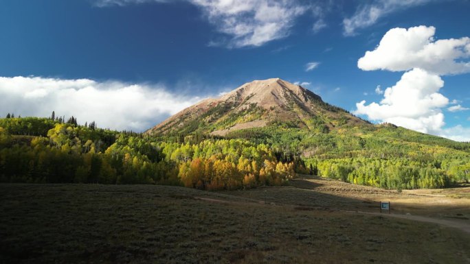 科罗拉多州冠丘的哥特山的航拍图，秋天有黄色的白杨和蓝色的天空