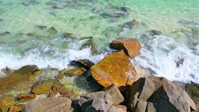 海南三亚蜈支洲岛海岸线上的礁石白沙滩海浪
