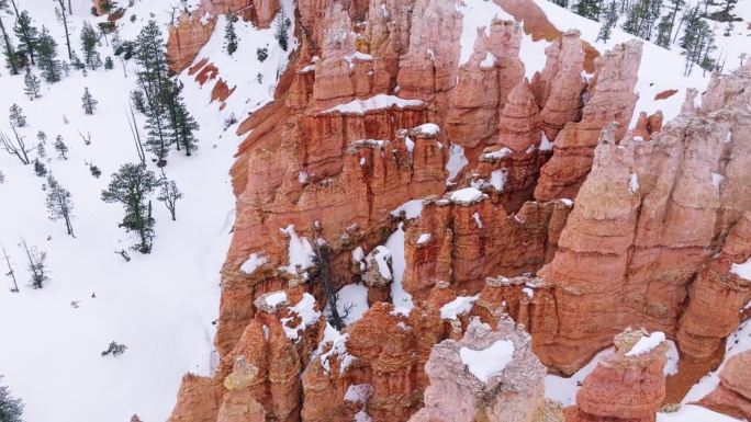 美国犹他州布莱斯峡谷国家公园的冰雪覆盖的尖塔和花岗岩悬崖。空中拍摄