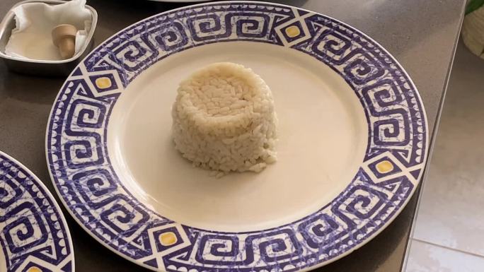 用盘子盛上预先煮好的白米饭