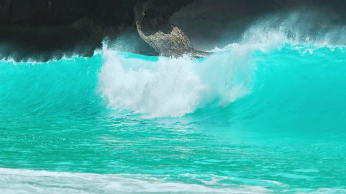 海洋巨浪，海浪翻滚浪花波涛汹涌