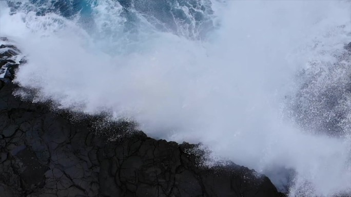 海浪与黑色岩石、火山峭壁相遇，鸟鸣