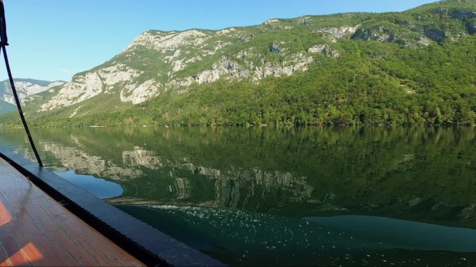 在斯洛文尼亚特里格拉夫国家公园的博希尼湖航行，风景优美