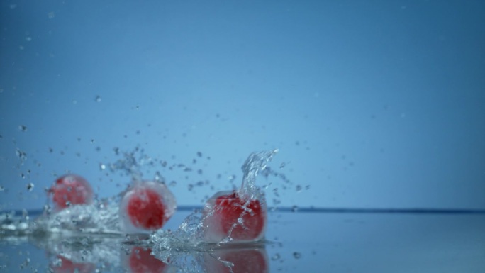 樱桃冰块落入水中。溅滴