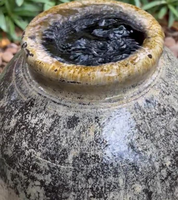 花园里的陶瓷罐喷泉