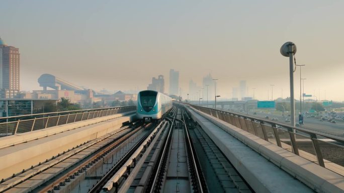 阿拉伯联合酋长国迪拜的单轨地铁。FPV POV在快速驱动运动。无人驾驶地铁。阿联酋的未来城市天际线。