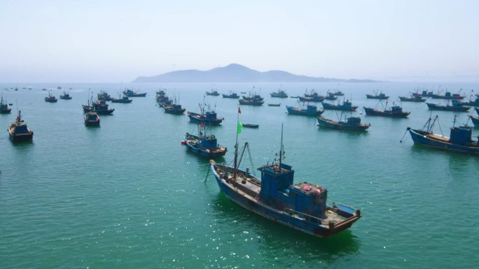 青岛海边渔船