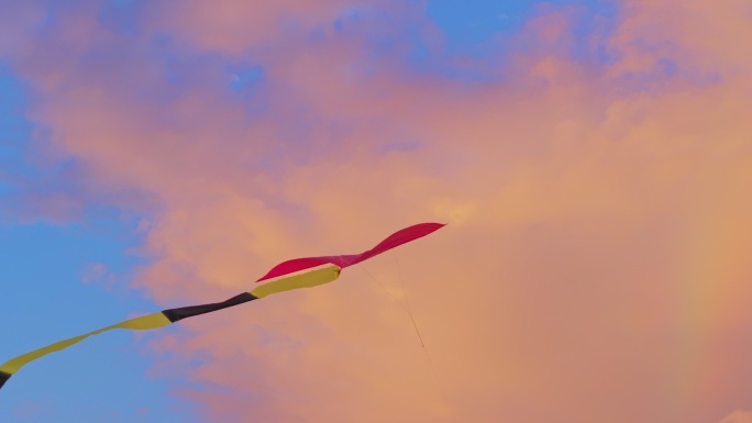 航拍风筝在天空翱翔，追逐，彩虹 意境