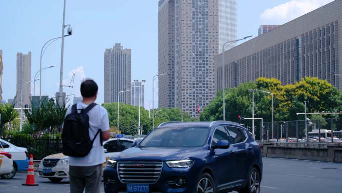 繁忙城市马路汽车车流人流交通街景素材_1