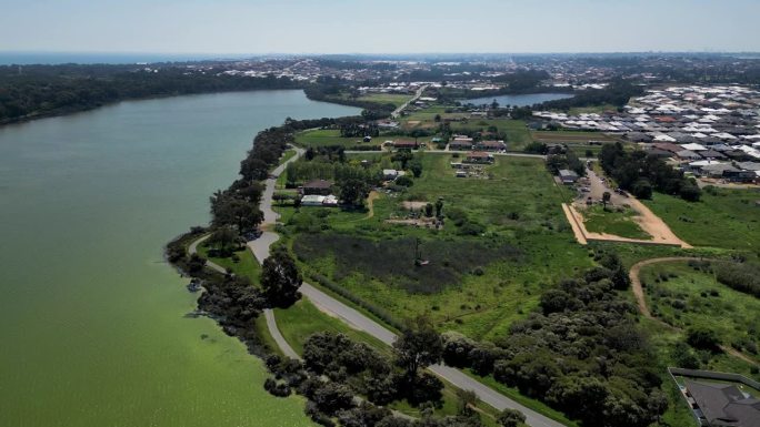 鸟瞰图库吉湖在阳光明媚的夏日和考克伯恩路沿海岸在珀斯郊区，西澳大利亚