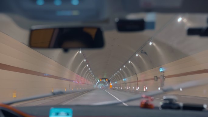 隧道开车主观视角