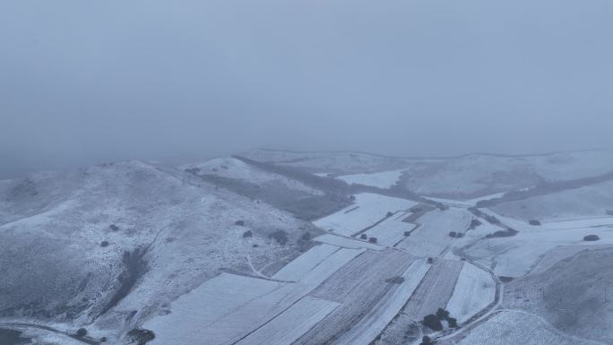 航拍风雪交加的山脉田野