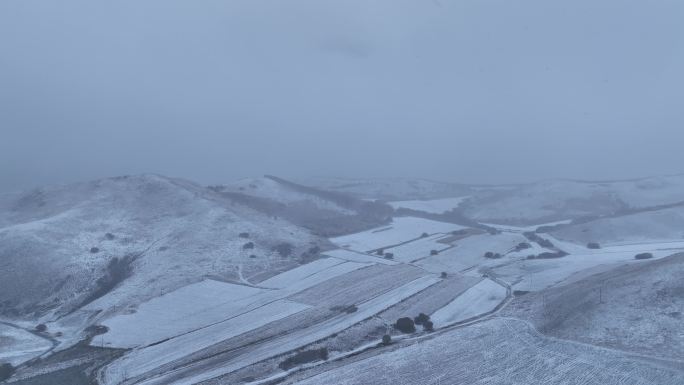 航拍风雪交加的山脉田野