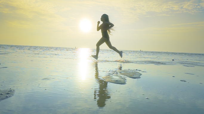 女孩海边跑步户外阳光自由呼吸健康奔跑放松