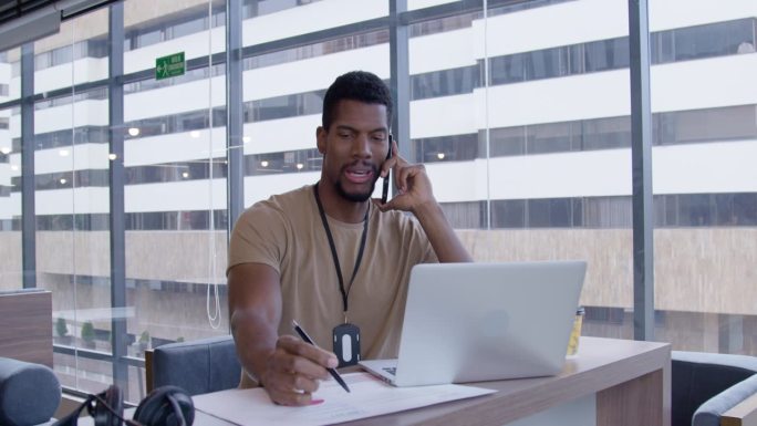 工作中的连接:黑人商人在办公室接电话